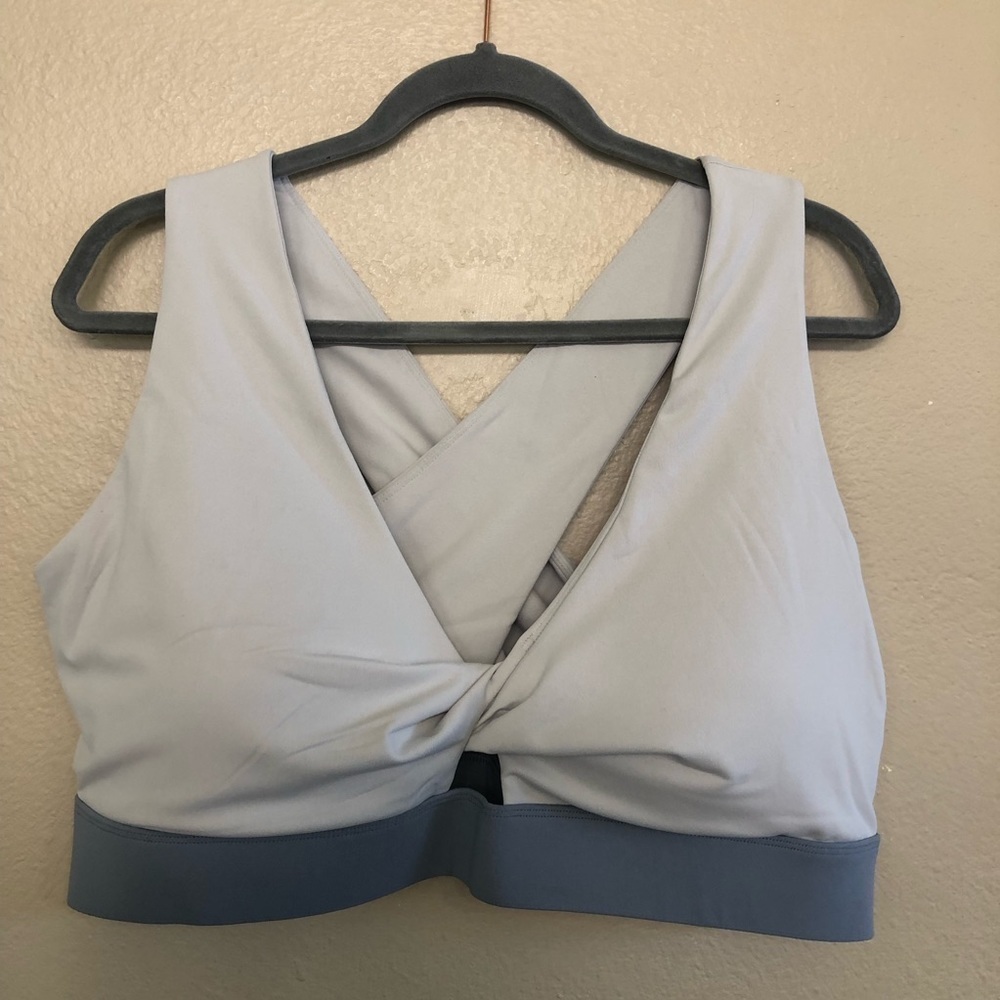 Fabletics Woman’s Oasis Twist Sports Bra Plus Size 3X
